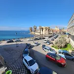 Pensión Romantic House Spettacolare Vista Mare Write Whotsapp Or Call The Number 377 5 Nove 38723